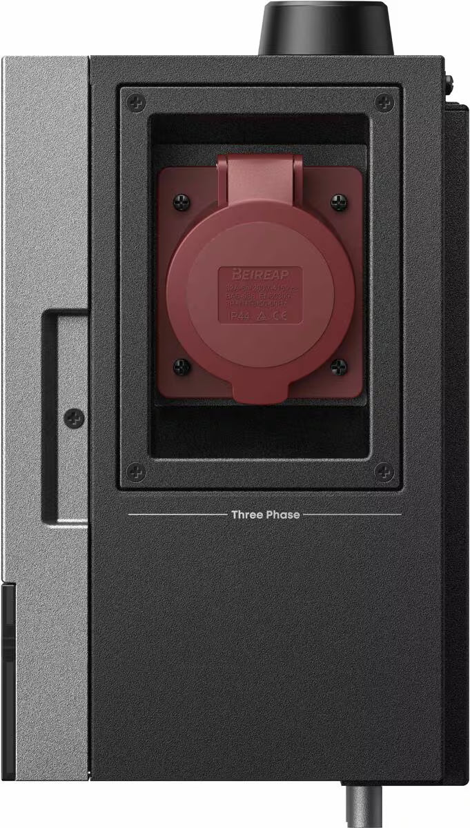 Anker SOLIX Power Dock Seitenansicht mit dreiphasigem Anschluss und roter CEE-Steckdose