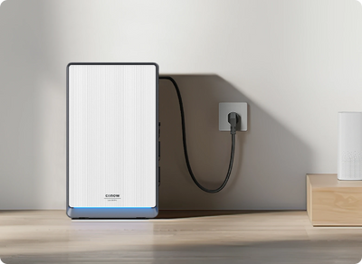 Conow Lyra 2500 AC an der Steckdose im Wohnraum aufgestellt