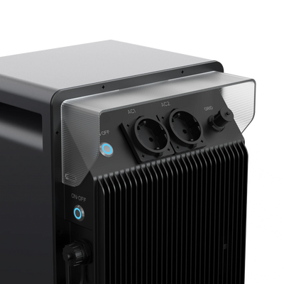 Anschlussfeld des Conow Lyra 2500 AC mit zwei AC-Buchsen, Netzanschluss und Ein-/Aus-Taste